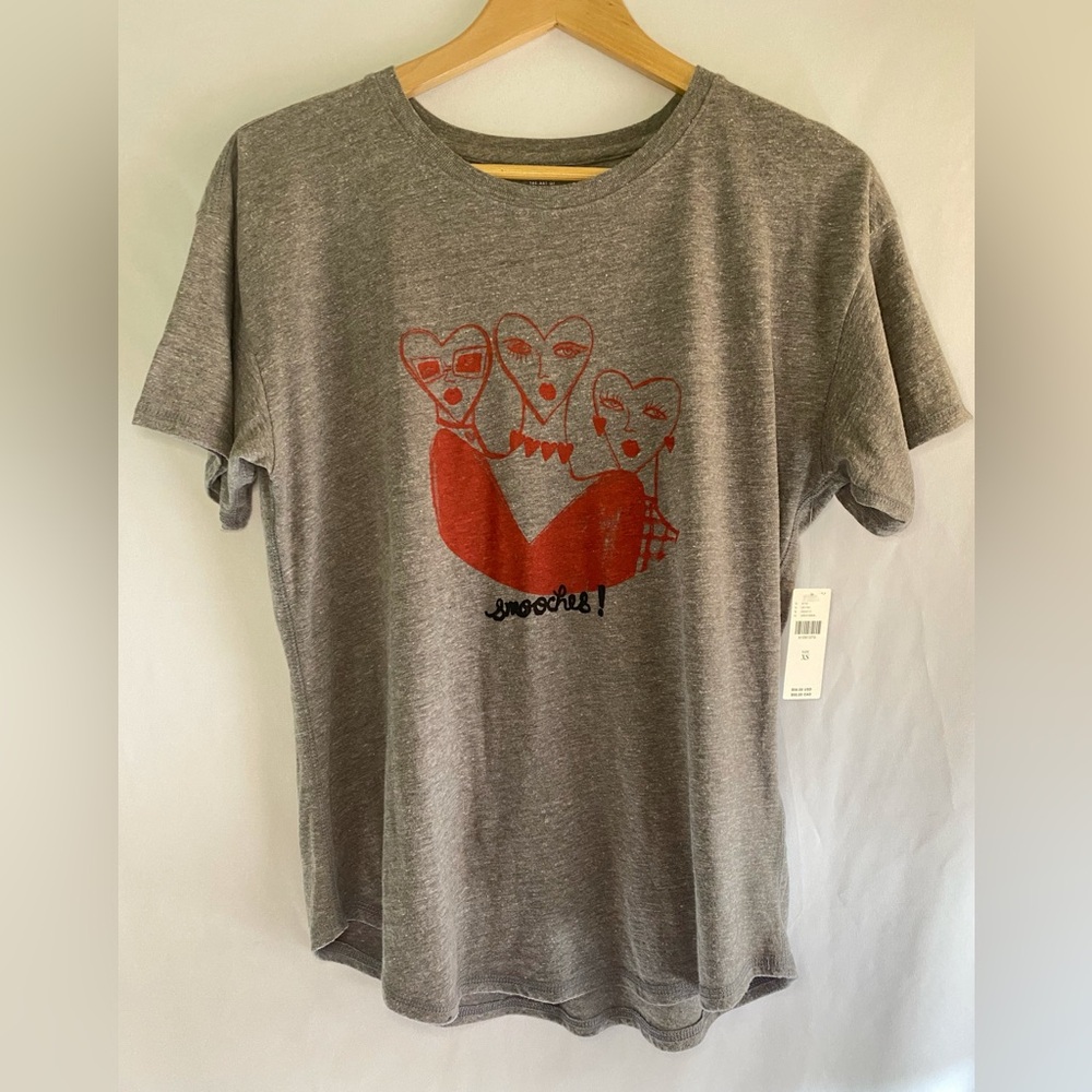 NWT Anthropologie ft Kendra Dandy Grey Tee w/ ‘Smooches!’ Graphic. XS